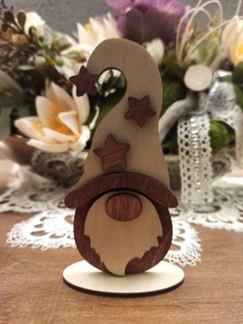 Drewniany elf bożonarodzeniowy