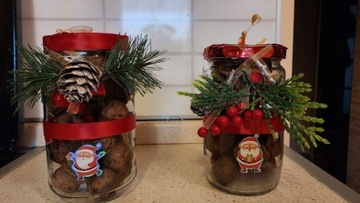Śliczne świąteczne słoiczki z orzechami włoskimi 