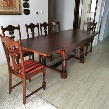 Stół stylowy (80-letni po renowacji) i 6 krzeseł.