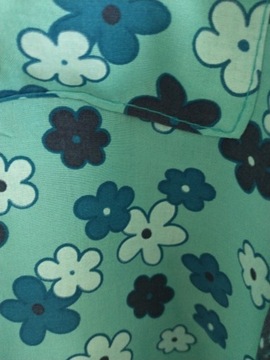 Niebieska bluzka w kwiaty 