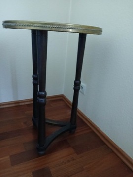 Stylowy stolik z ozdobnymi nogami