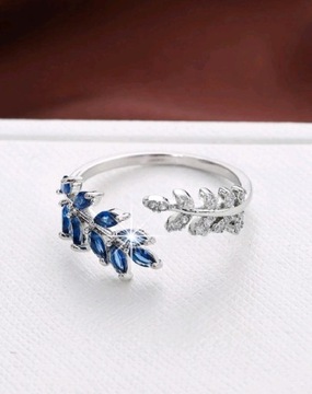 Piękny pierścionek srebrny z niebieską wstawką 