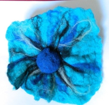 Duża niebieska broszka z filcu, kwiat
