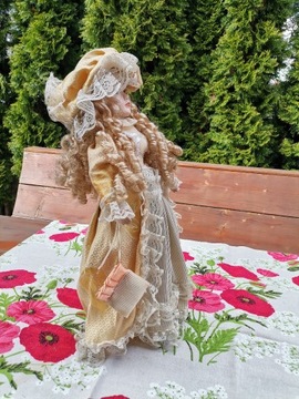 Kolekcjonerska lalka porcelanowa na stojaku
