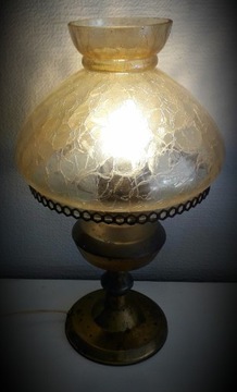 lampa stołowa imitująca lampę naftową