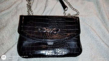 Czarna torebka na ramię ze srebrnym łańc skóra imituje skórę krokodyla. 