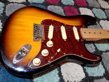 Squier Strat z przystawkami Fenixa i logo Fendera