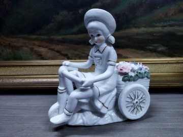 Figurka porcelanowa dziewczynka na rowerze 18cm
