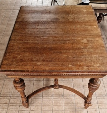 Dębowy stół eklektyczny z początku XX wieku przedłużany