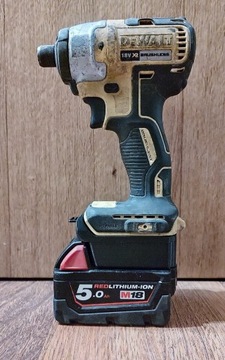 Adapter DeWalt XR 18 na baterie Milwaukee M18