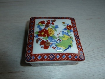 Małe porcelanowe pudełko w japońskim stylu imari