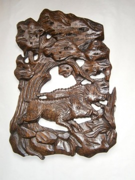 Rzeźba dzików w drewnie dębowym