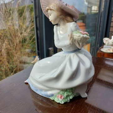 Figurka NAO Lladro panienka z ptaszkiem i kwia1345