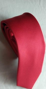 Krawat w kolorze czerwieni