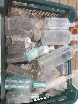Zestaw 60 sztuk starych buteleczek aptecznych