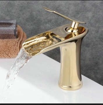 Bateria łazienkowa typu wodospad, polerowane złoto