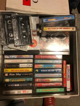 Kolekcja kaset magnetofonowych i płyt CD
