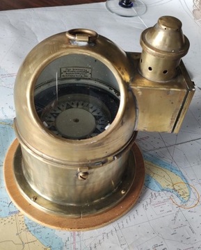 Kompas szalupowy w noktuzie
