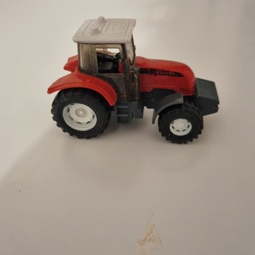 Mały czerwony traktorek
