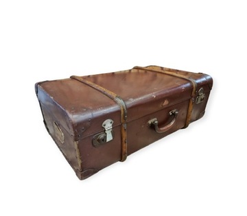 Stary kufer podróżny, stara walizka