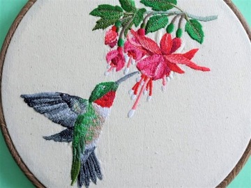 Obrazek haftowany dekoracja Koliber i fuksja