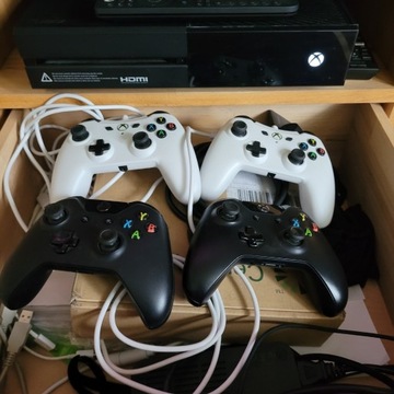 XBOX ONE + 4 Controllers