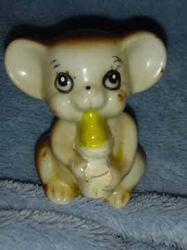 Porcelanowa urocza figurka myszka z butelką