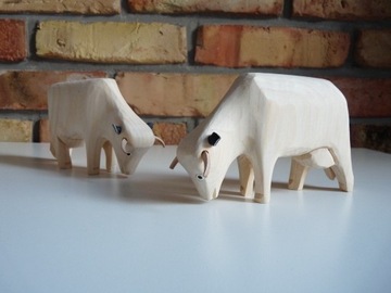 Drewniana rzeźbiona figurka stojąca krówki krowa