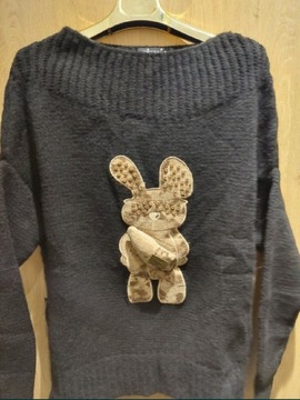 Minouu sweter czarny z aplikacją królika. 
