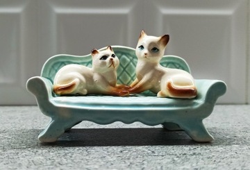 Figurka ceramiczna koty na kanapie kotki