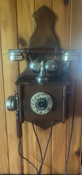 Zabytkowy telefon ścienny retro