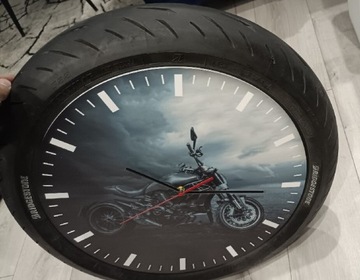 Zegar w oponie dla fana motocykli 