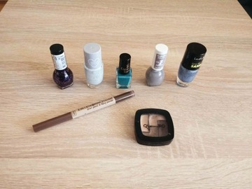 Zestaw kosmetyków do makijażu lakiery do paznokci 