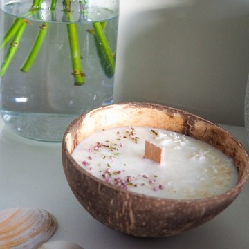 Sojowa świeca PRINCESSA w łupinie kokosa