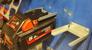 Uchwyt, wieszak na baterię Milwaukee M18 4,6,8 Ah