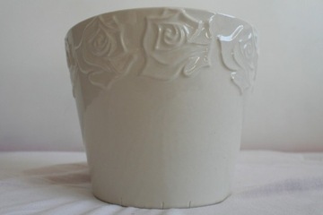 ceramiczna, kremowa osłonka z wytłoczonymi różami