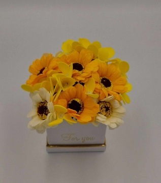 Upominek z kwiatów mydlanych - flower box