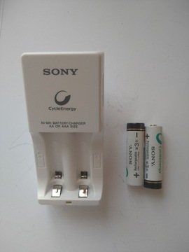 SONY CycleEnergy ładowarka + 2 baterie