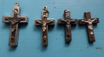 4 x stare małe drewniane krzyżyki okute w metalu.Zestaw
