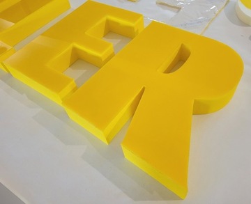 Styrodur litery 3D z malowaniem front plexi 