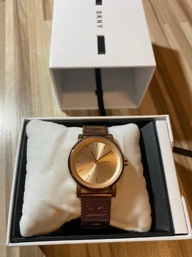 Zegarek na bransoletce DKNY rose gold, złoty róż.