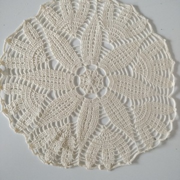 Kremowa okrągła serweta, koronkowa, bawełna, 34 cm