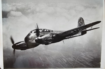 Messerschmitt "Me 21o” podczas lotu zwiadowczego. Fotografia z 1944r.