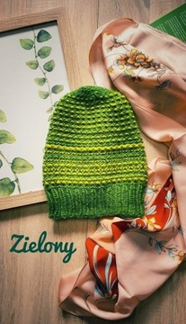 Zielona czapka typu beanie. Rękodzieło.