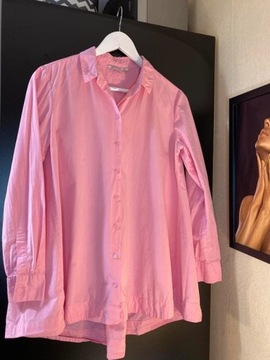 Przedłużana rozszerzana różowa koszula Stradivariu