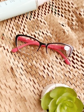 Czerwone okularki do czytania