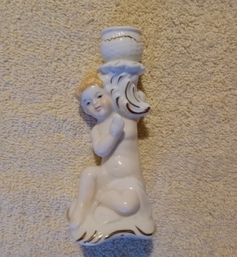 Porcelanowy świecznik- Putto trzymający znicz