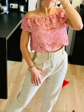 Różowa romantyczna koronkowa bluzka crop top NA-KD