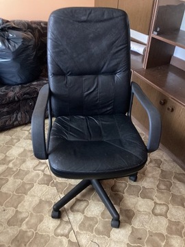 Czarny fotel do komputera 