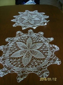 serwetki wykonane ręcznie na drutach
